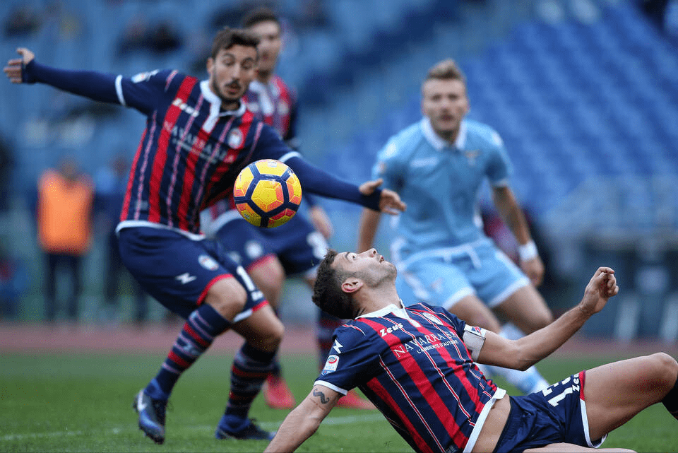 关于克罗托内主场告负，防线再现漏洞的信息